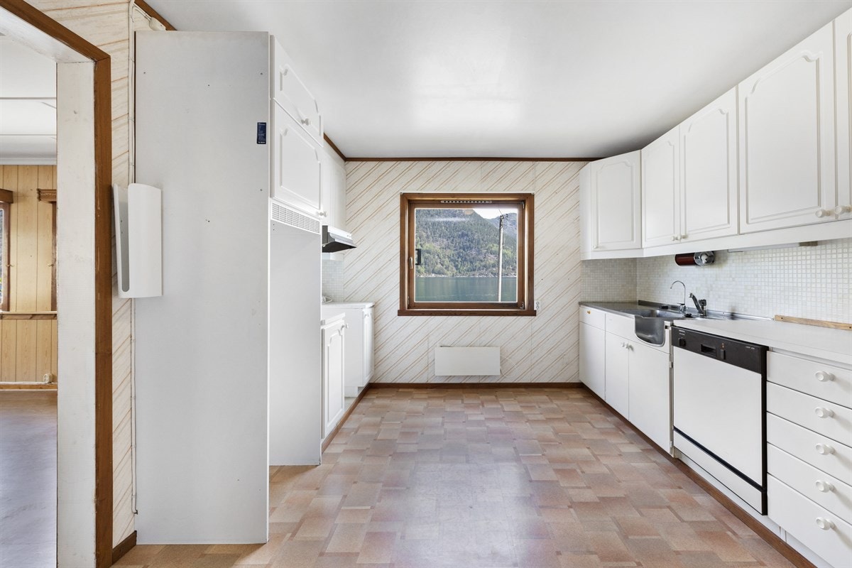 Romsleg kjøkken med mykje skåp- og benkeplass Galleribilde