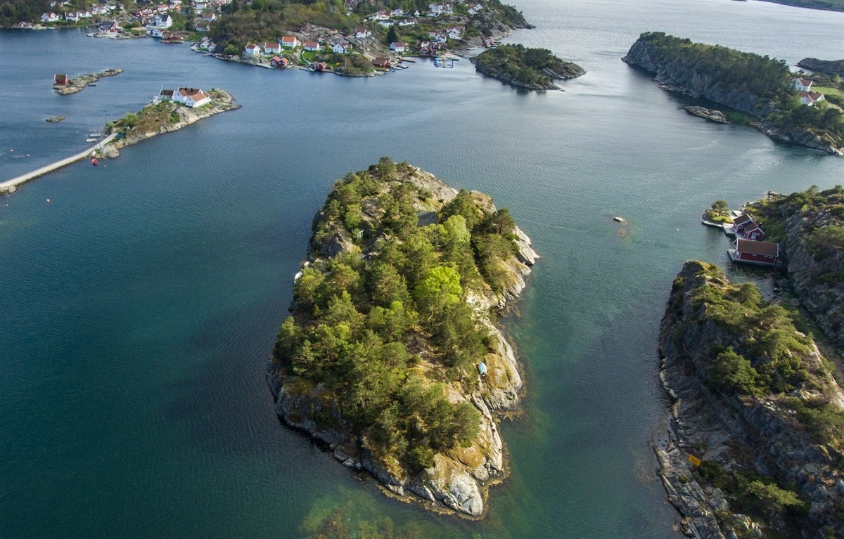 Dronefoto over holmen - og Herøya øverst i bildet Galleribilde