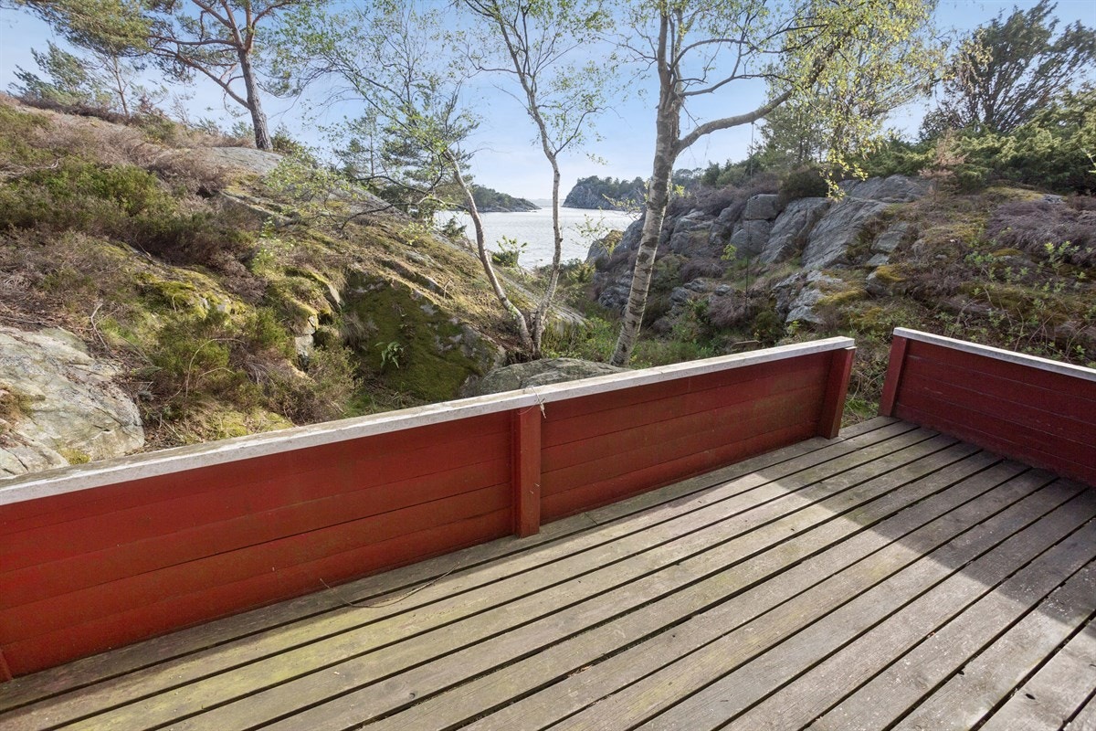 Fra terrassen utenfor hytten - mot vest - og med utsikt til båtleia - og litt havgløtt Galleribilde