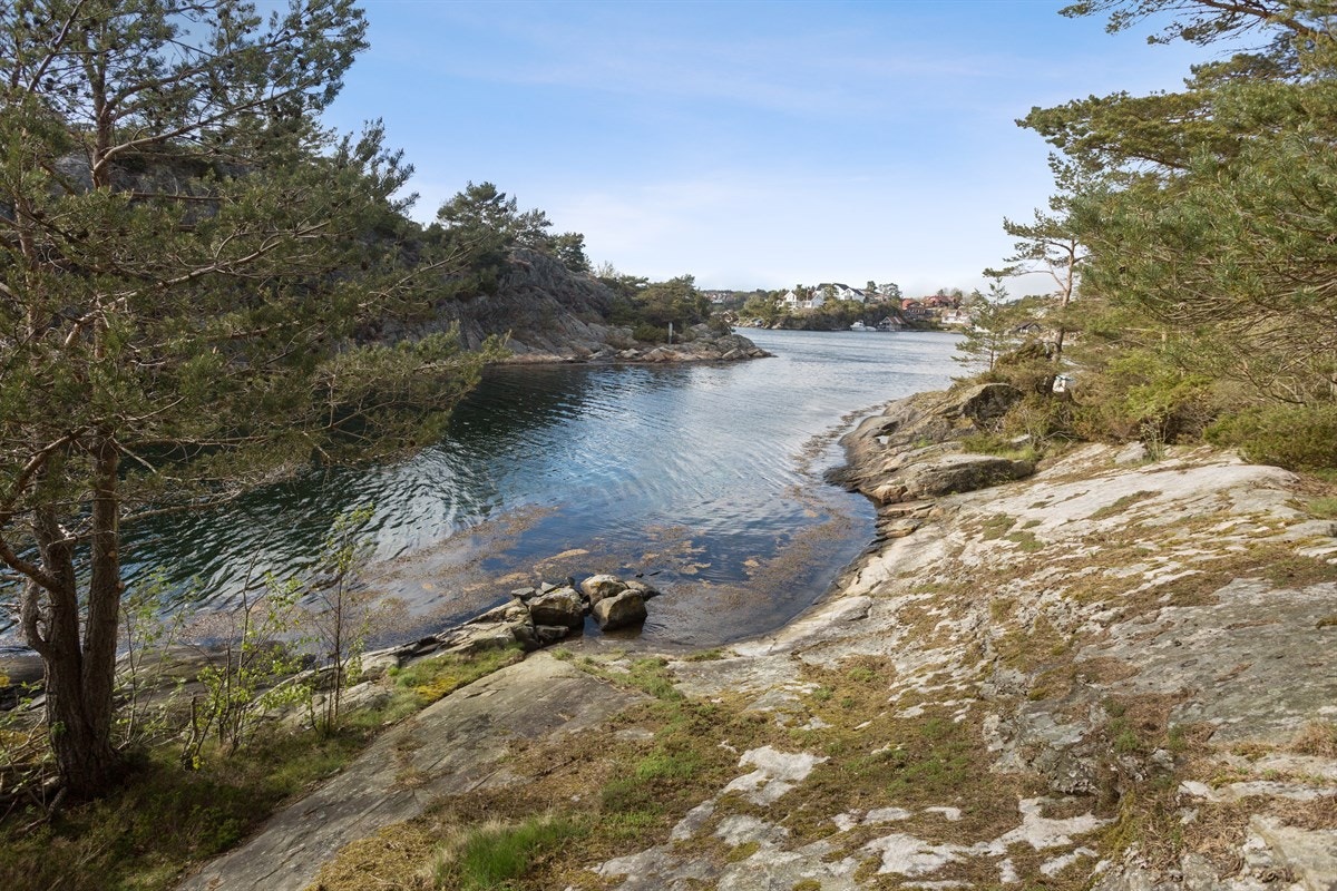 Nedenfor hytten er det en badeplass med sandbunn Galleribilde