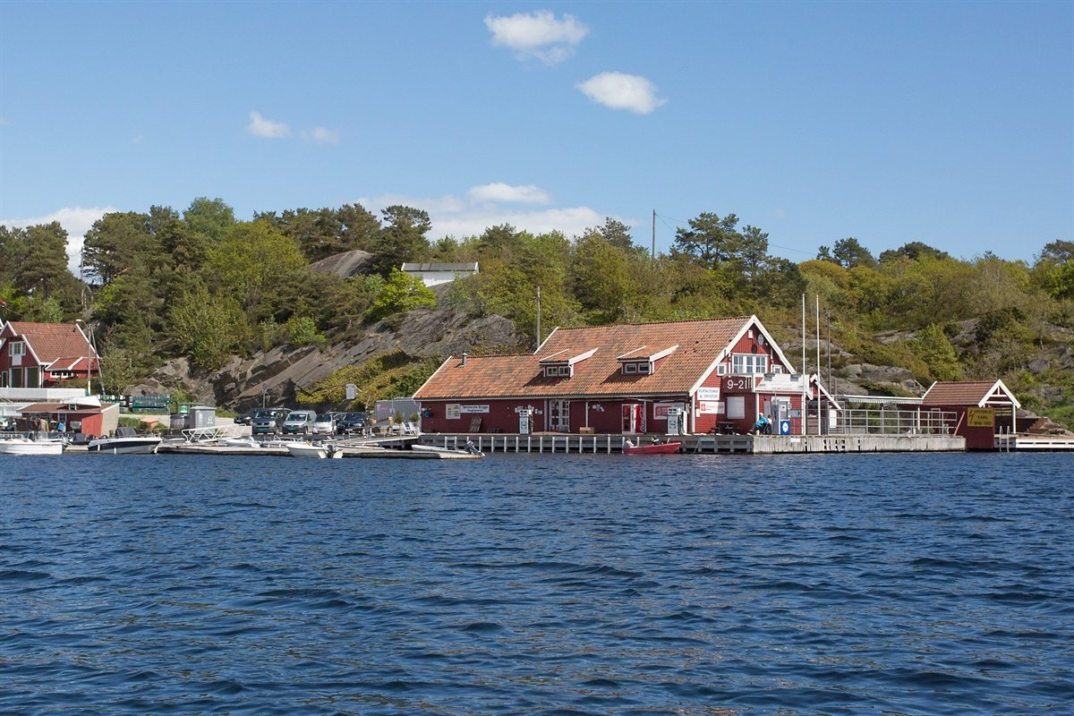 Kort avstand til Tømmerstø brygge - hvor det er sommerbutikk og bensinpumper Galleribilde