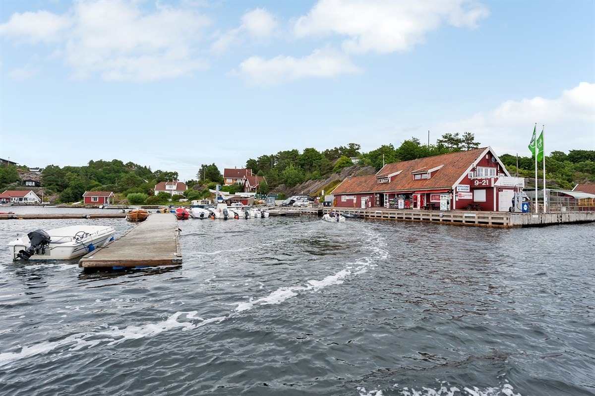 Kort avstand til Tømmerstø Brygge hvor det er sommerbutikk og bensinpumpe Galleribilde