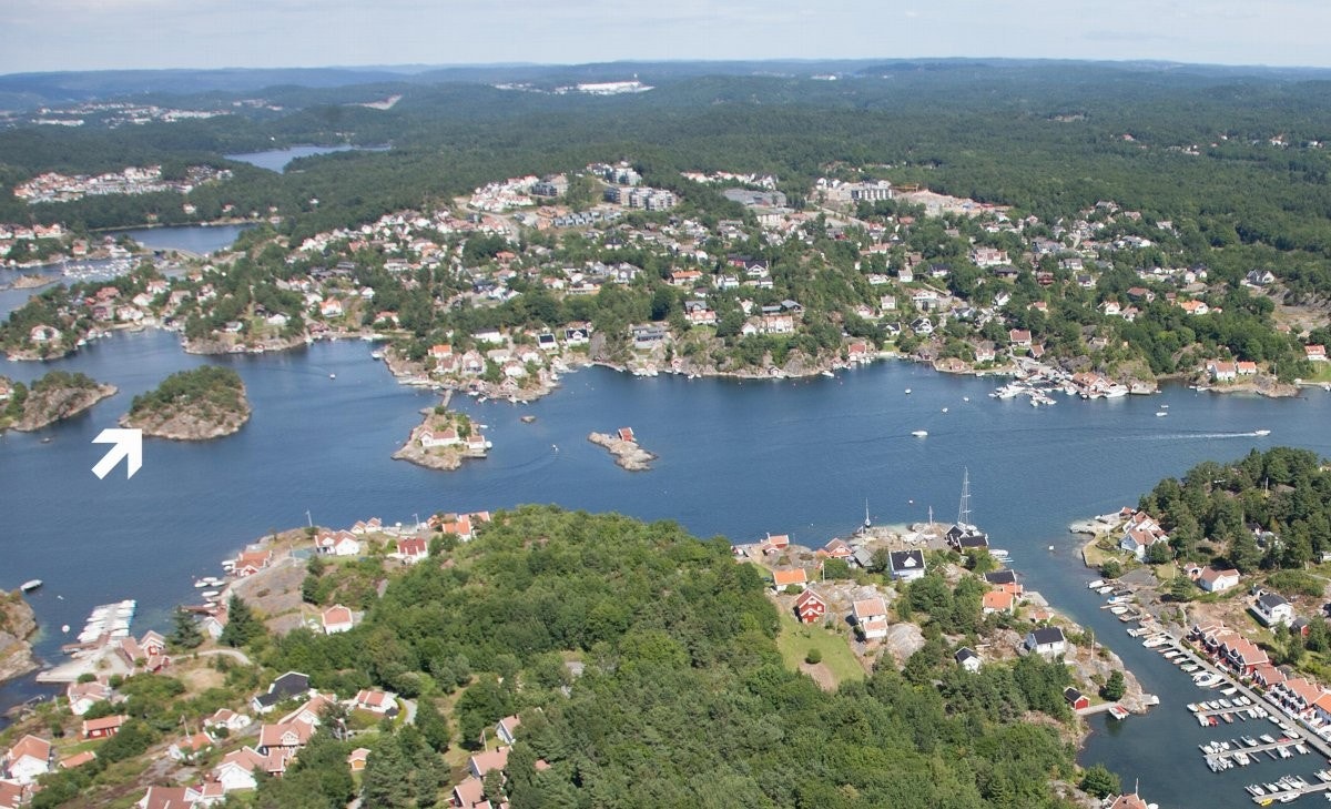Tidligere flyfoto over området med pil mot Lamholmen Galleribilde