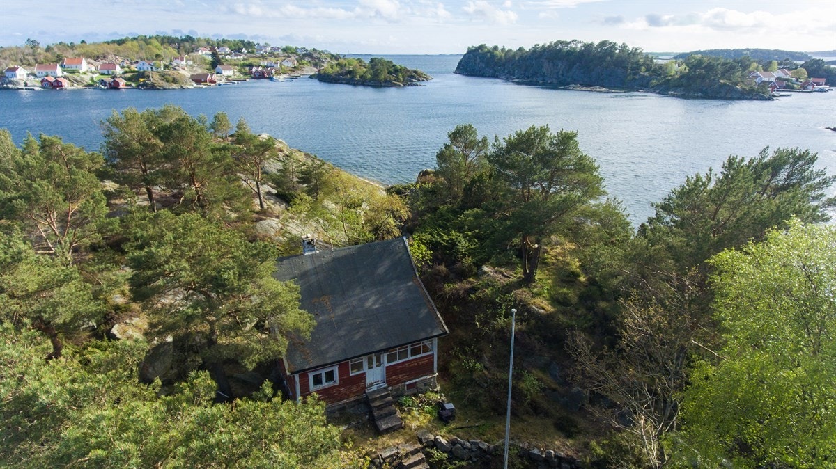 Hytten ligger inne på holmen Galleribilde