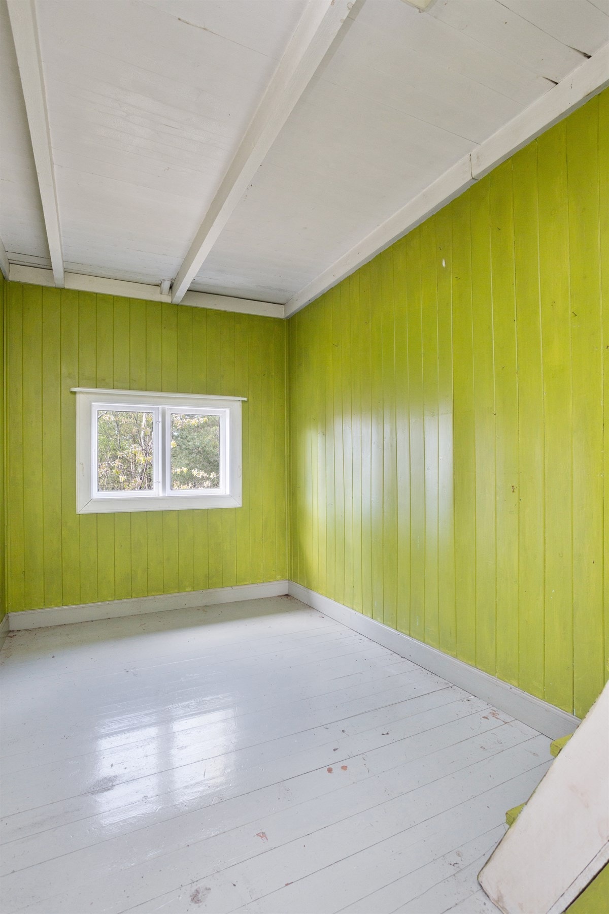 Fra soverom i 1.etg. med bratt trapp opp til loftsetg. Galleribilde