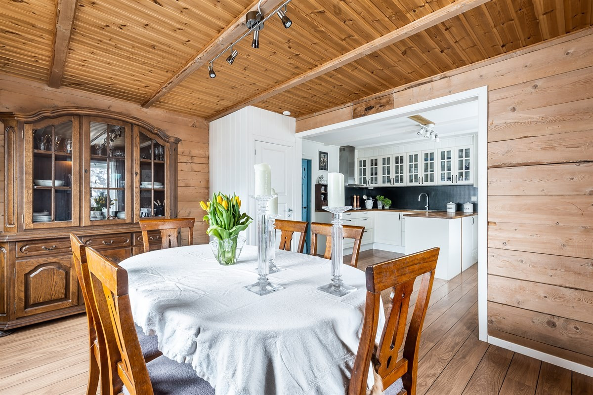 Flott innredet spisestue i eldre stil