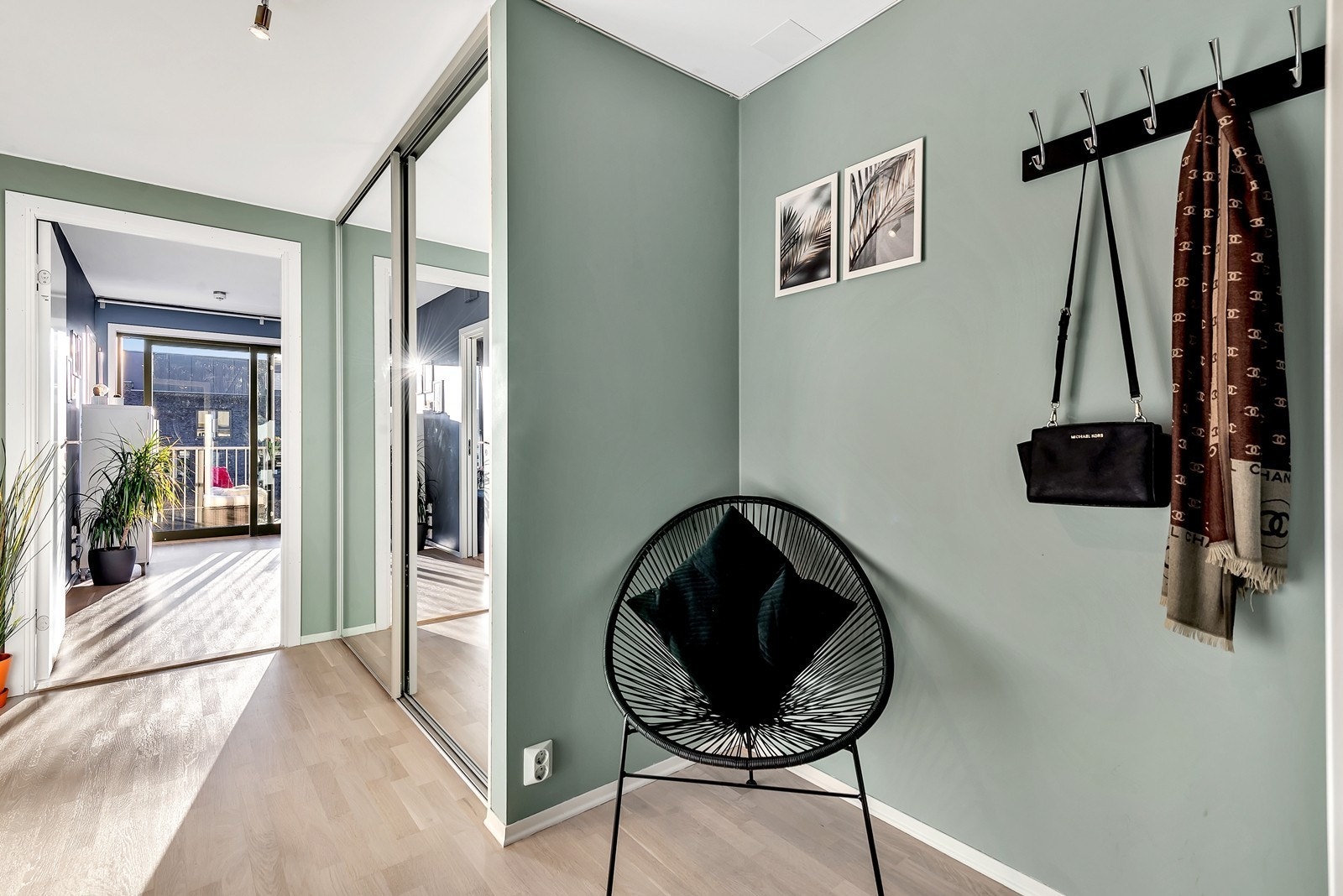 Gang med garderobe Galleribilde