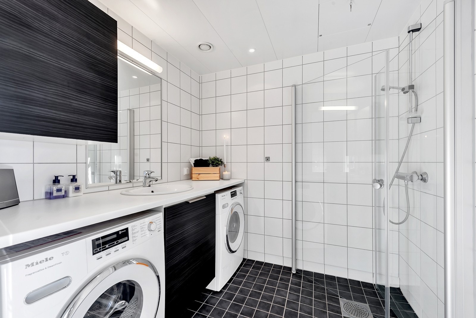 Bad med vaskemaskin og tørketrommel Galleribilde