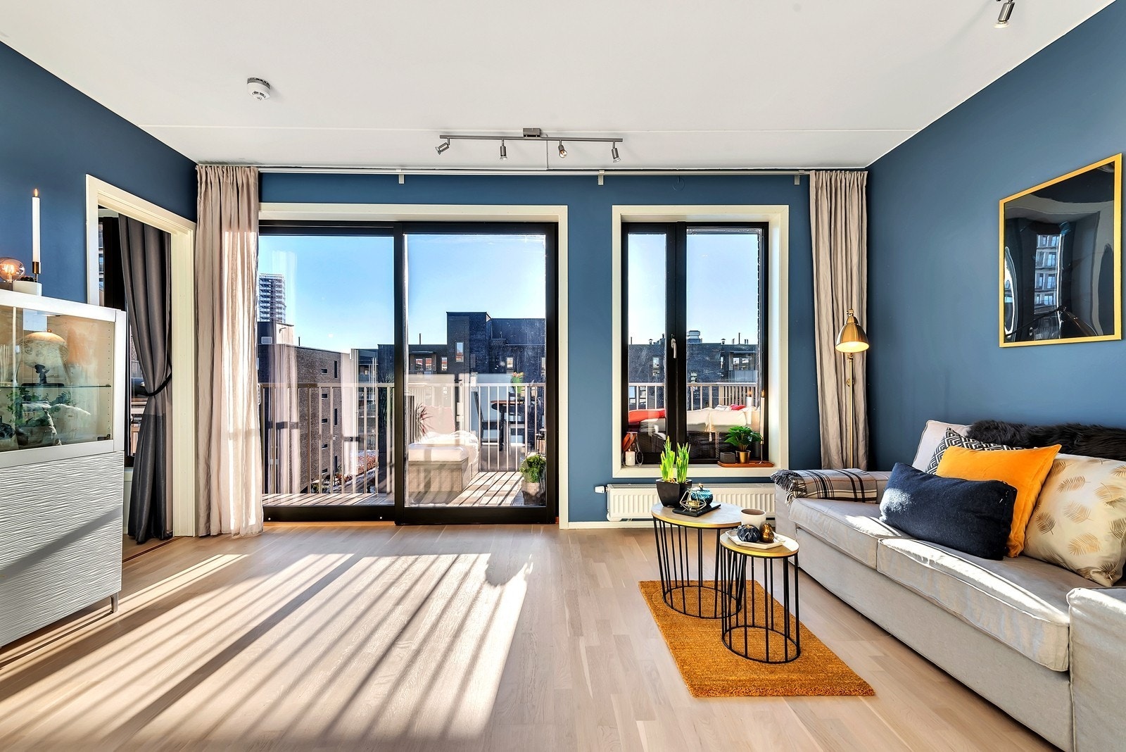 Stue mot balkong Galleribilde