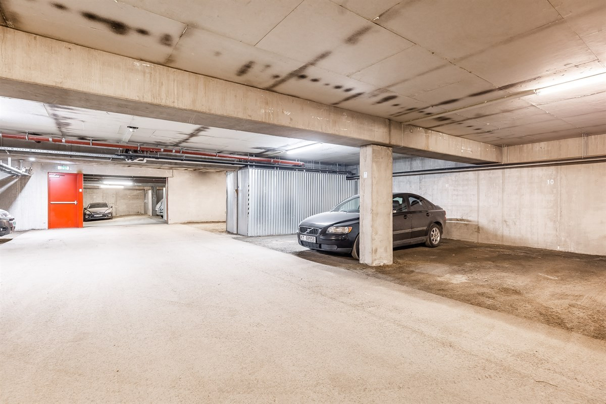 Leiligheten har parkeringsplass i felles garasjeanlegg