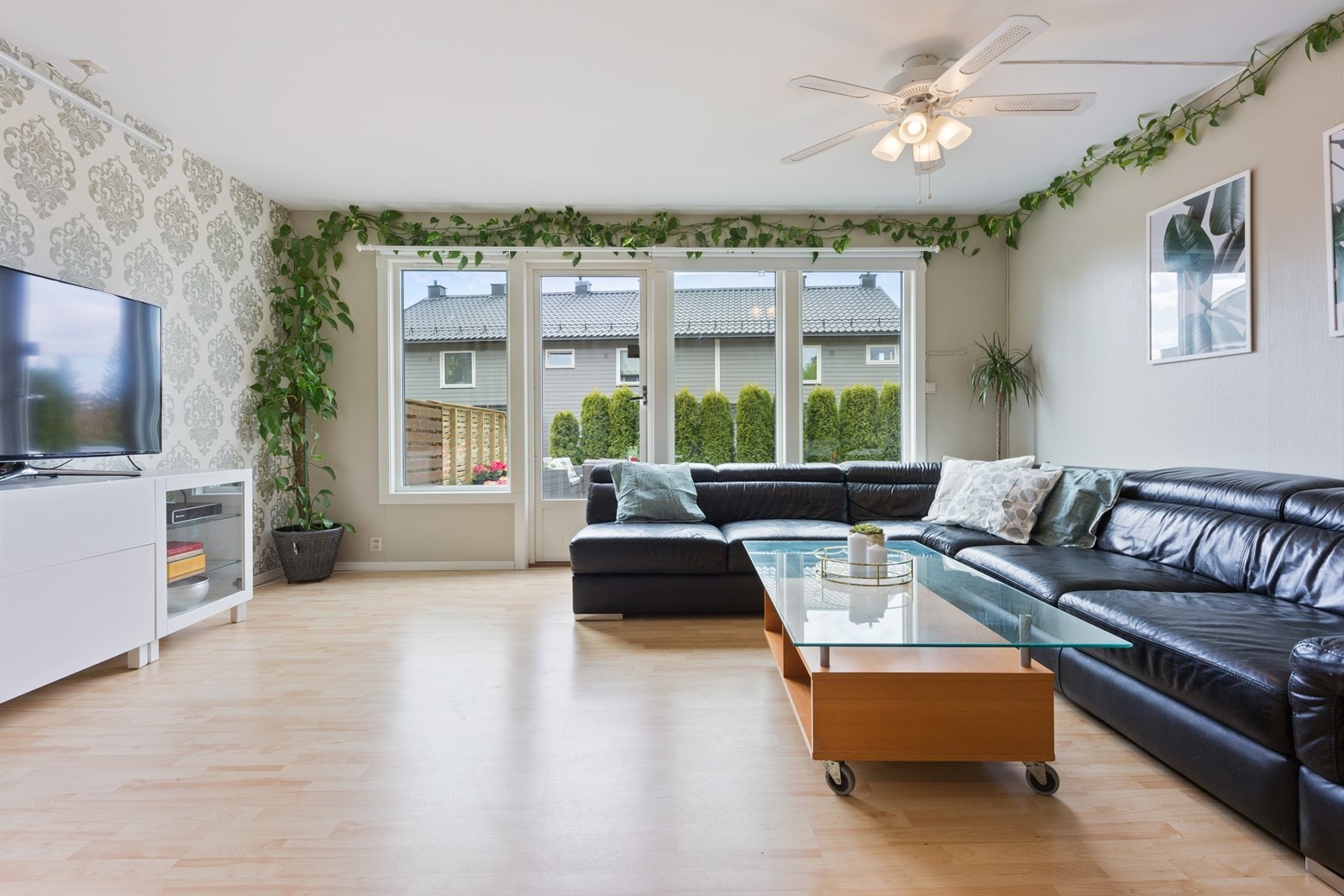 Stuen blir utvidet med flere kvadratmeter på varmere dager med enkel adkomst til hagen. Galleribilde