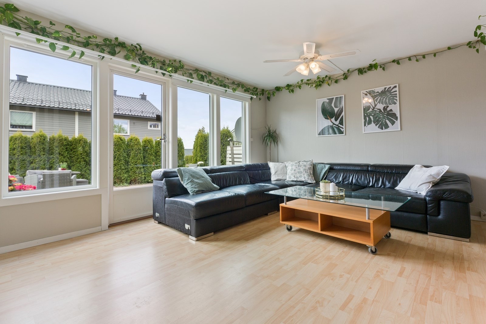 Stue med store vinduer som slipper inn mye naturlig lys! Galleribilde