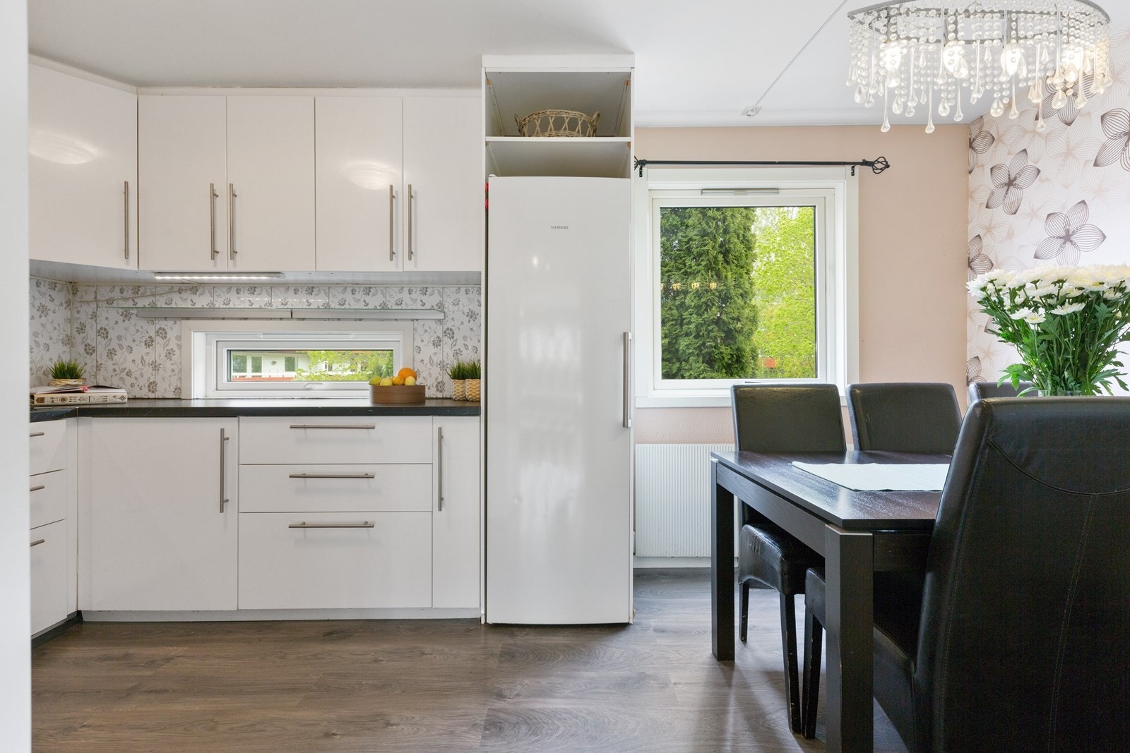 Stort og familievennlig kjøkken med spiseplass. Galleribilde