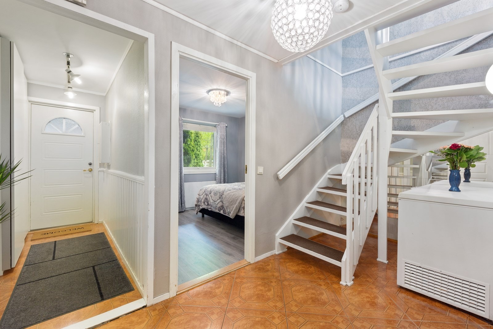 Gang og entré med god plass til å henge fra seg yttertøy. Innredet med skyvedørsgarderobe. Galleribilde