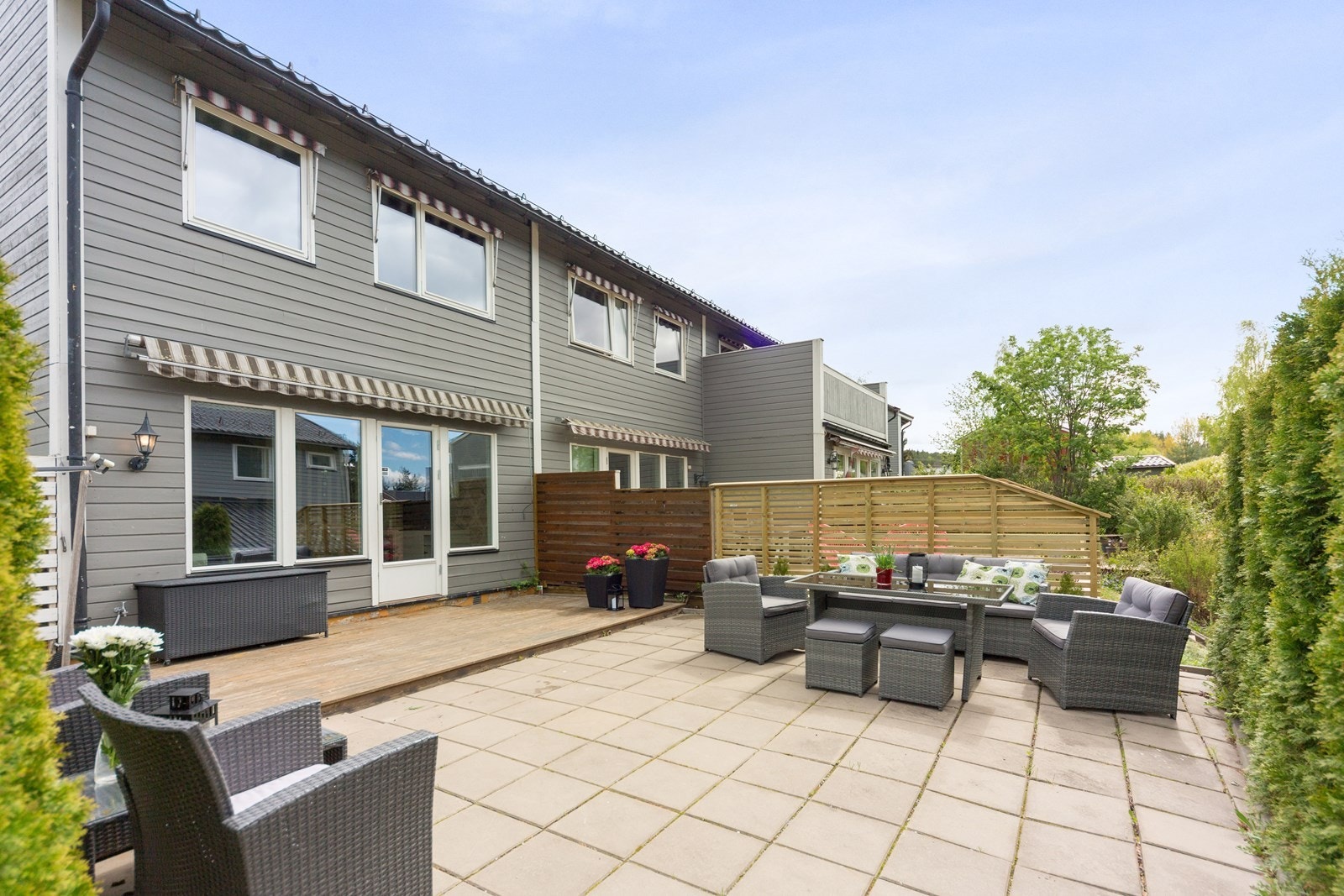 Stor hage med plass til hagemøbler, grill, og mye mer! Galleribilde