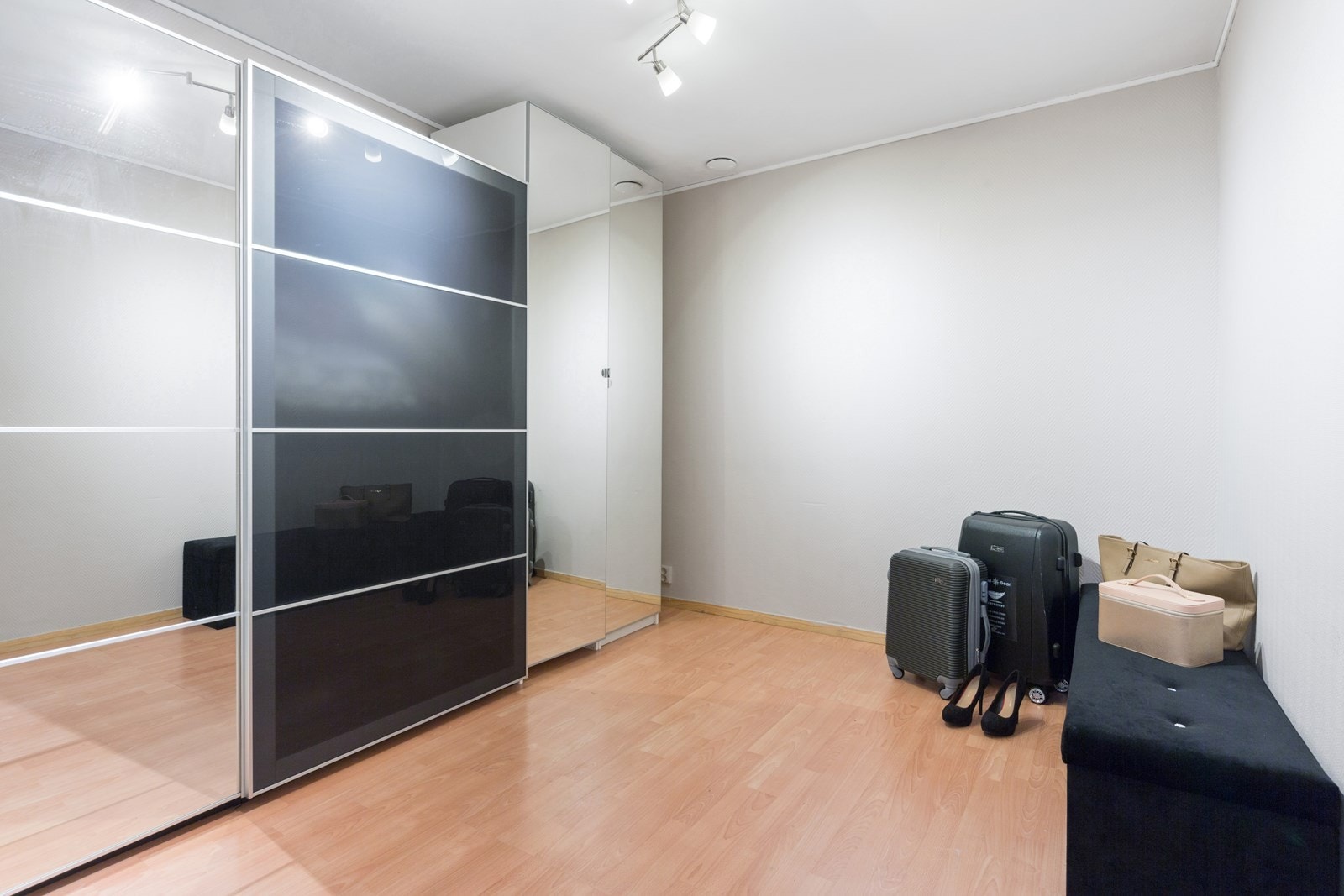 Stort hobbyrom i underetasje, innredet med skyvedørsgarderobe. Galleribilde