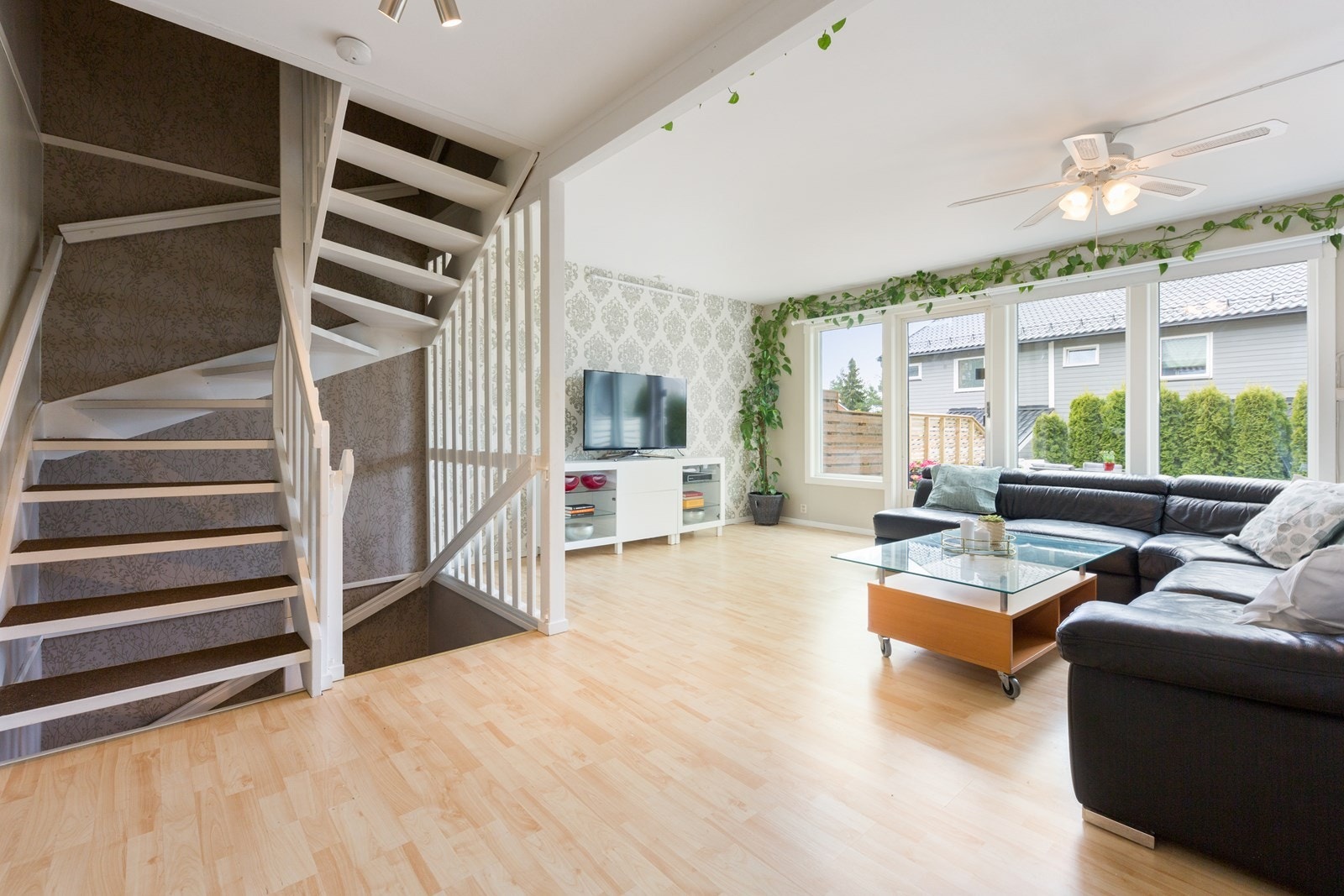 Rommet kan enkelt møbleres med sofagruppe og tilhørende møblement. Galleribilde