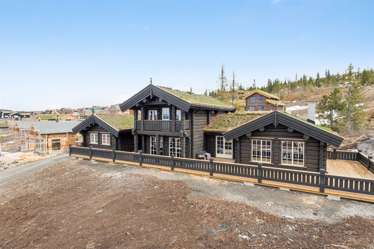 Hans Houeland ved Privatmegleren Dyve & Partnere ønsker velkommen til en flott laftehytte på Mosetertoppen på Hafjell. .