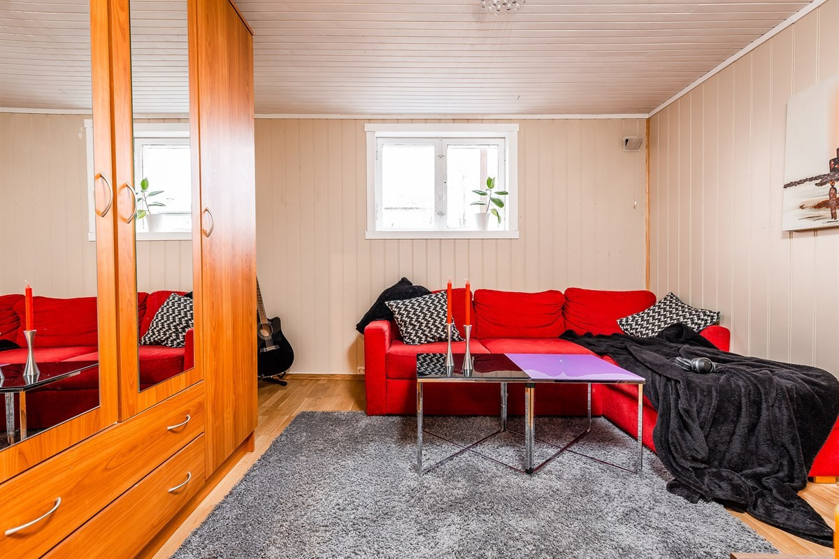 I kjeller er det oppholdsrom, kjøkken, sovealkove og baderom