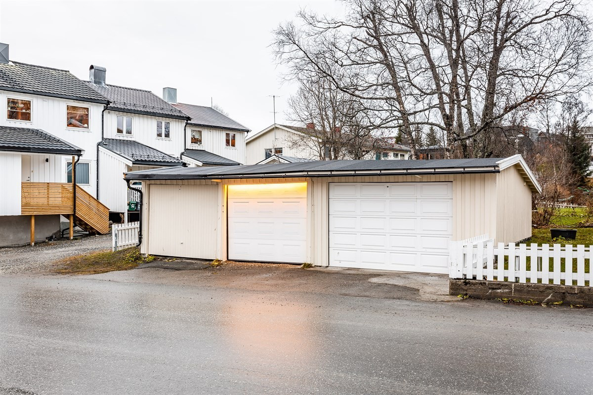 Parkering i garasje i rekke, samt på tomt