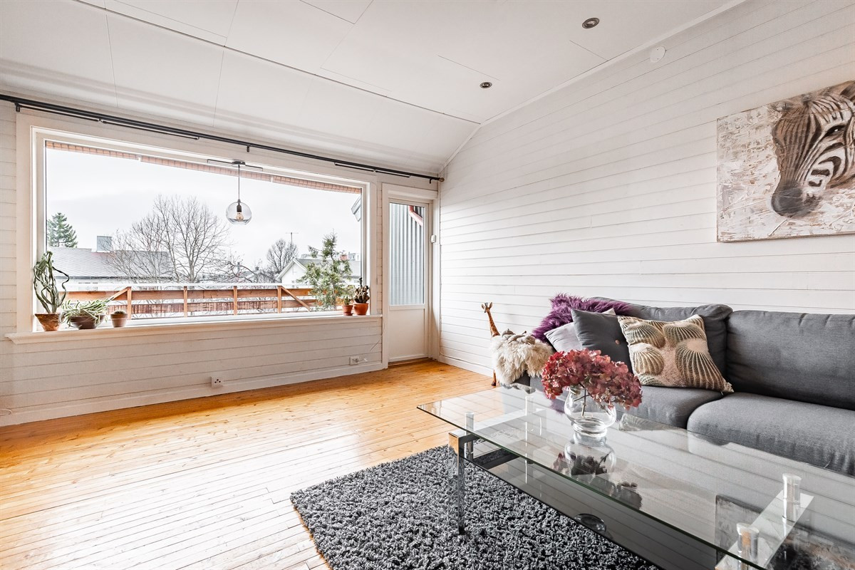 Stor og luftig stue med utgang til sørvendt veranda