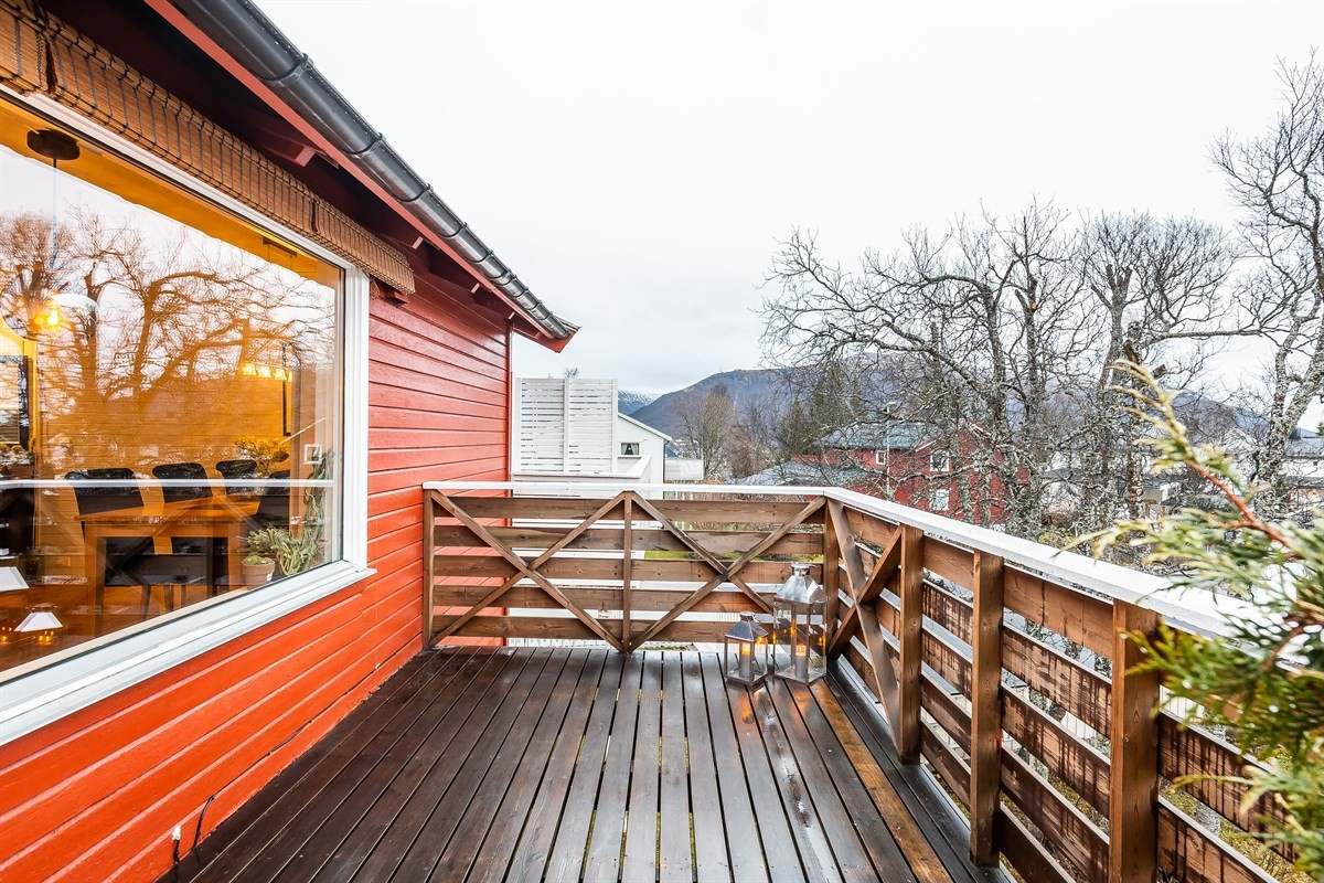 Fra stue er det utgang til veranda mot sør med gode solforhold