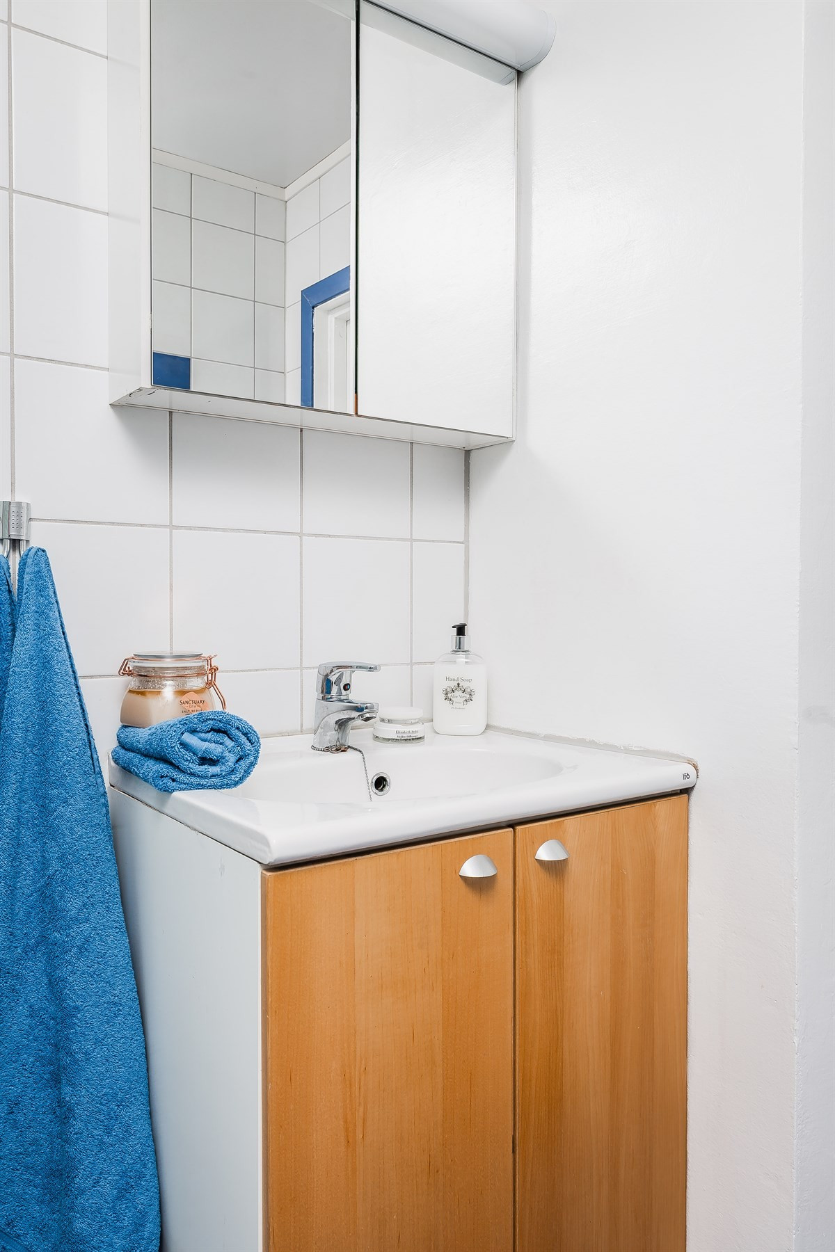 Badet inneholder wc, servant og dusjkabinett