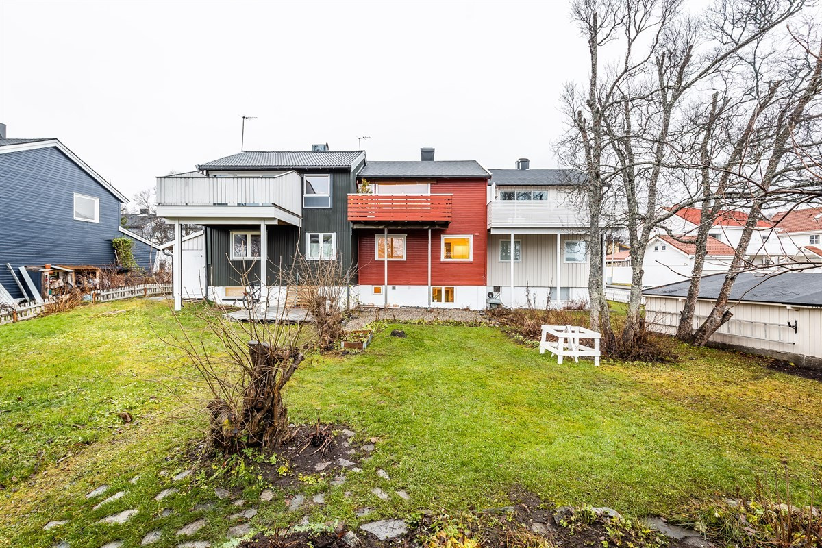 Tomten er pent opparbeidet med plen og prydvekster