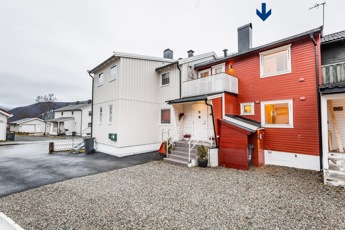 Innholdsrik bolig i rekke med 4 soverom, garasje, fine solforhold og kort vei til alle fasiliteter!