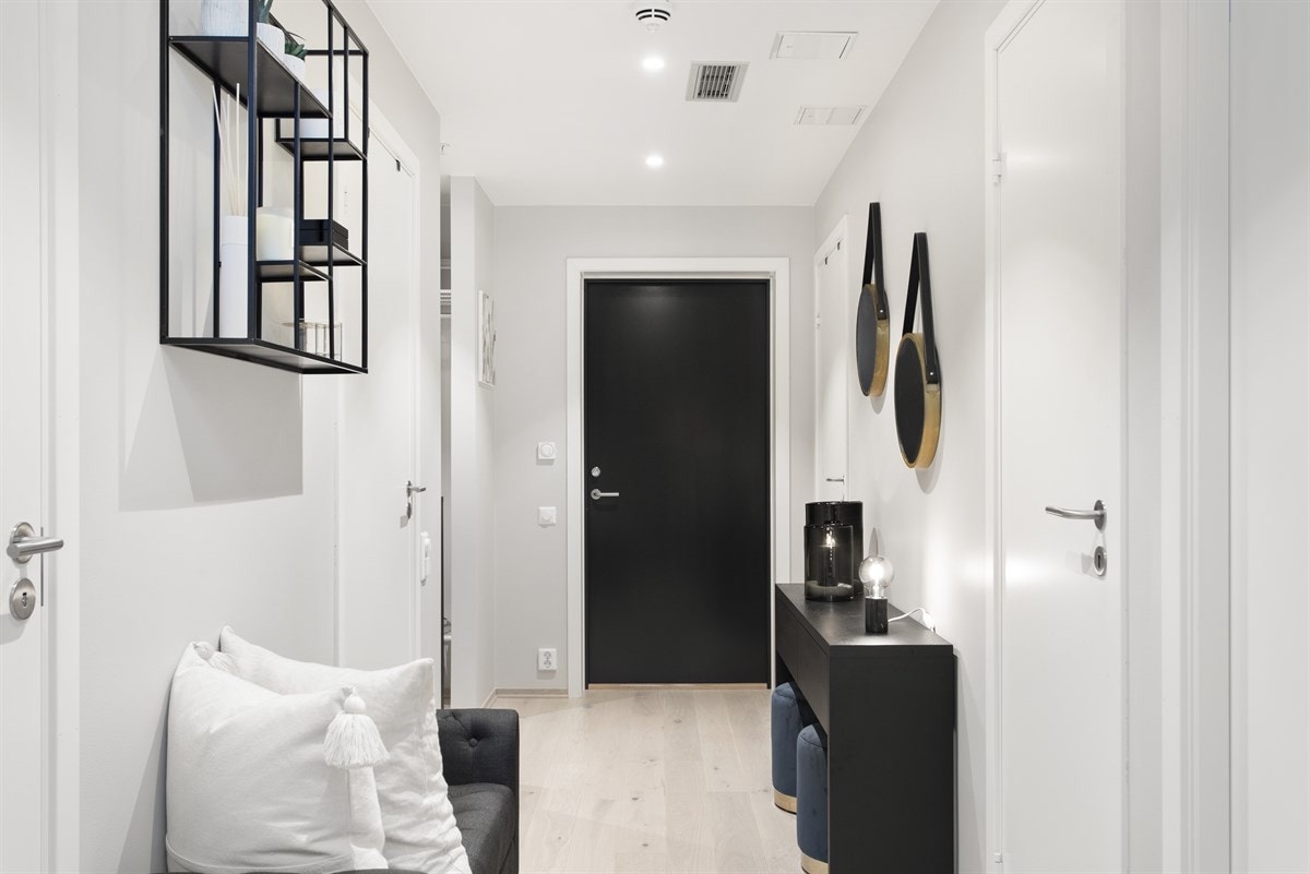 Leiligheten har utstrakt bruk av innfelte downlights Galleribilde