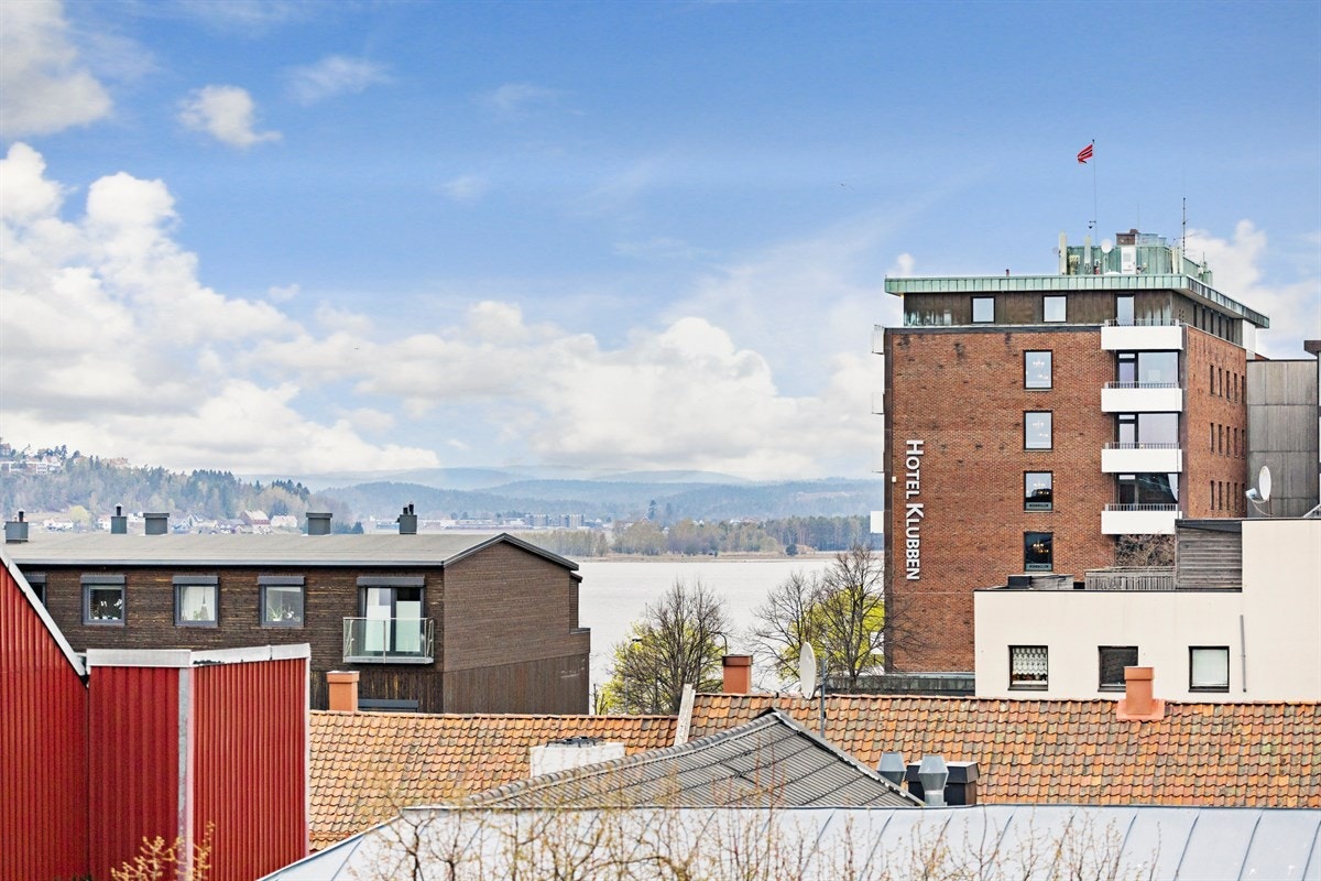 Fra stuen og balkongen er det også noen sjøgløtt mot Byfjorden Galleribilde