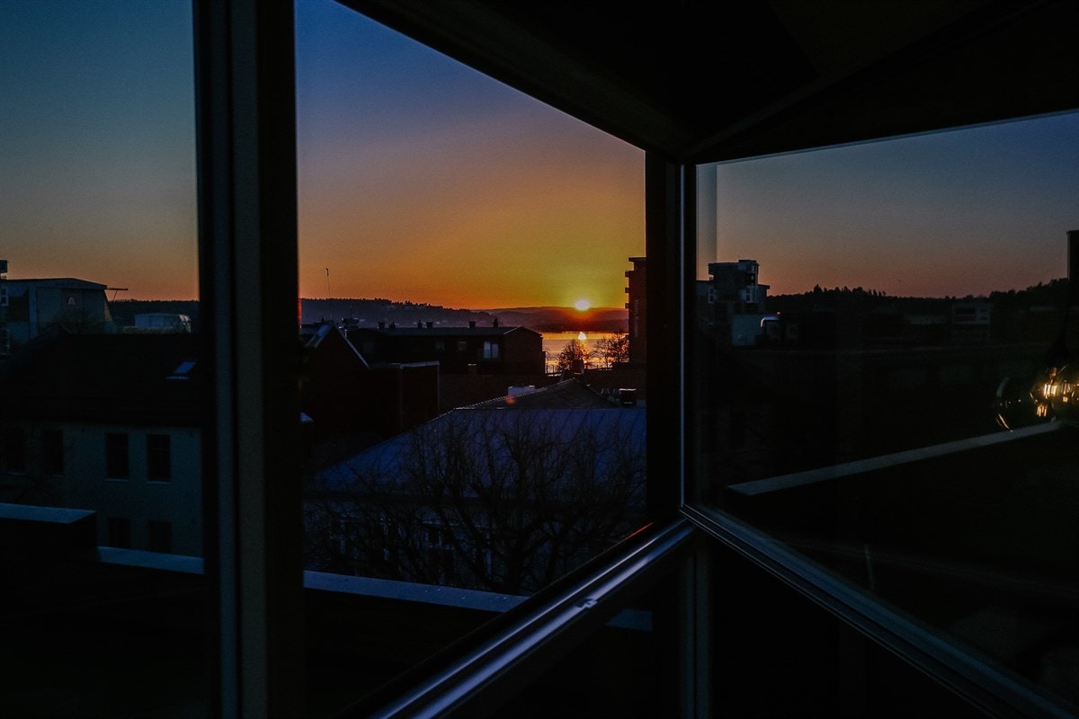 Solnedgangen kan du også nyte gjennom stuevinduene Galleribilde