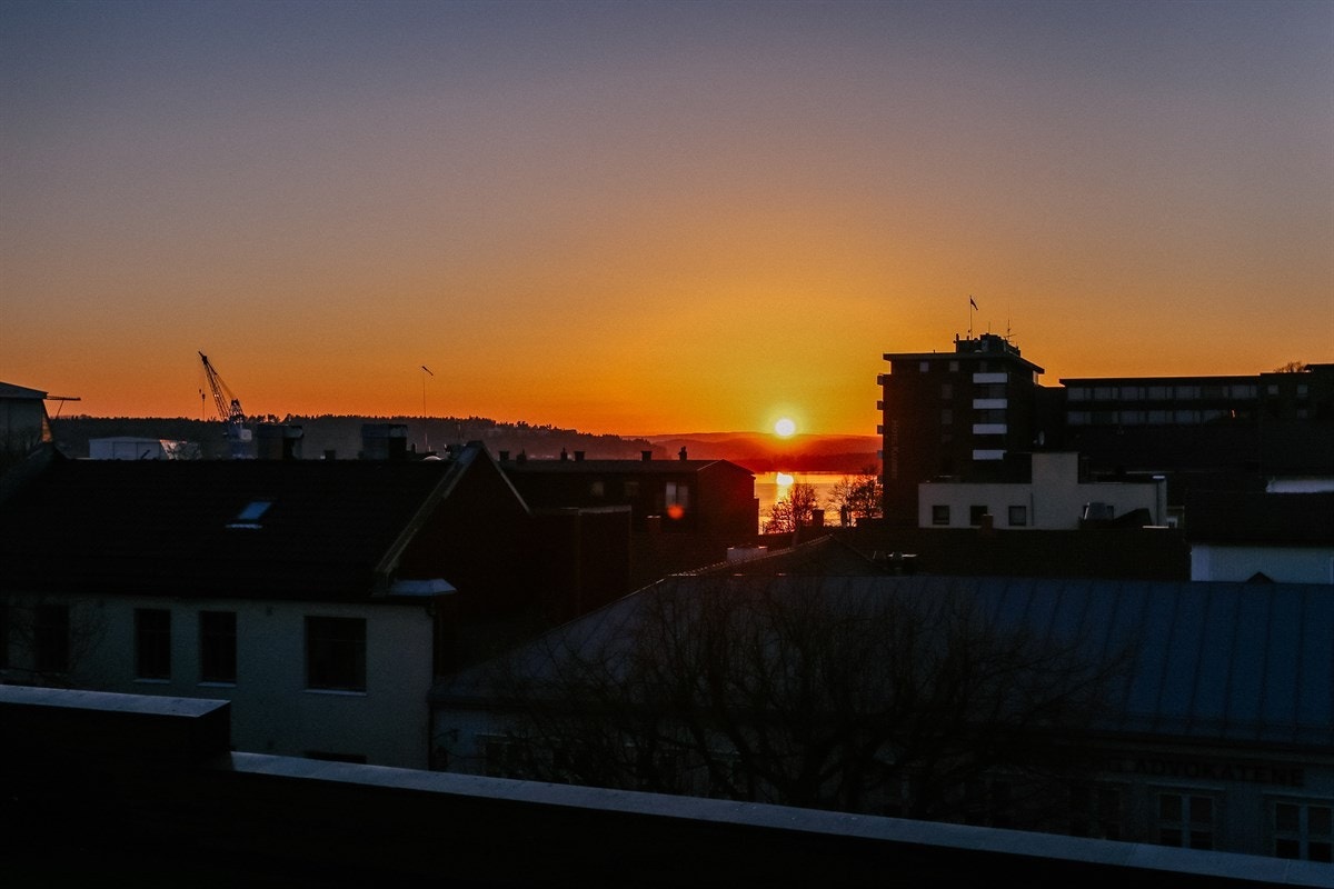 Vakker solnedgang og flott utsikt over byen, nærmiljøet og sjøgløtt mot Byfjorden Galleribilde