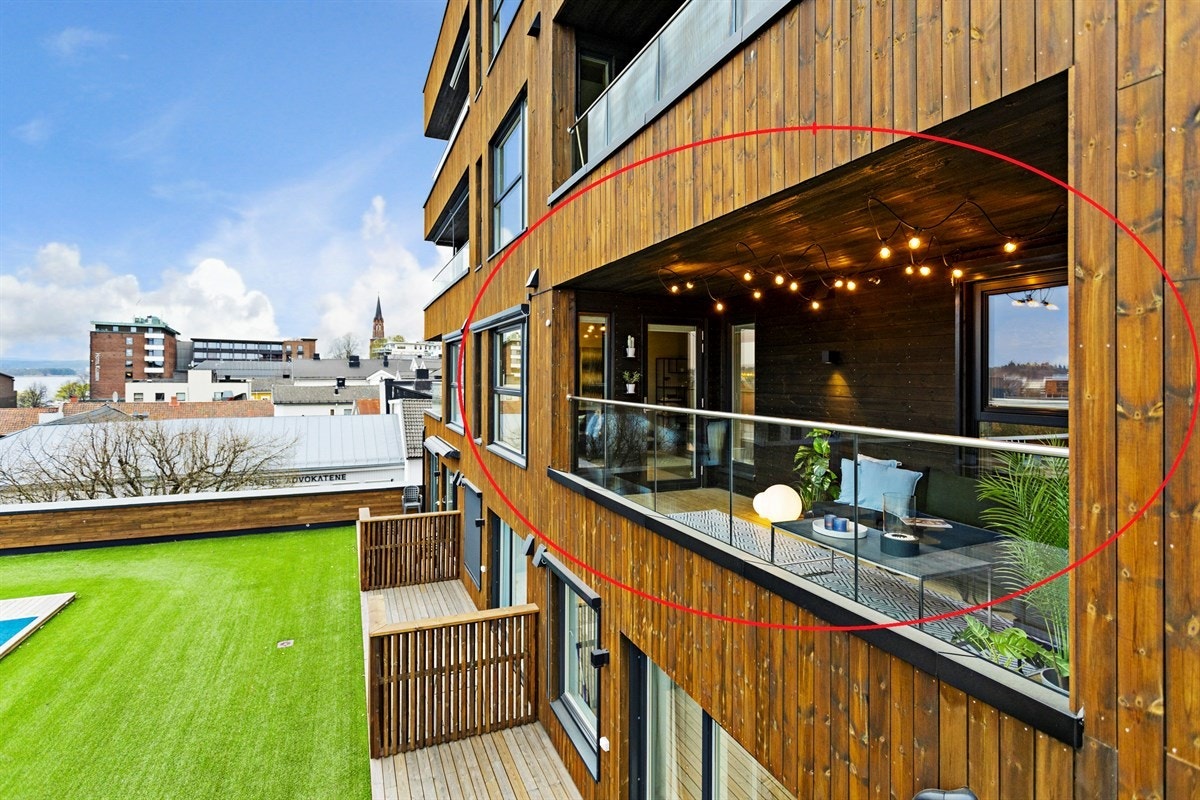 Leiligheten har ligger perfekt i bygget med tanke på solforhold. På en stor, inntrukket og overbygget balkong på ca. 12m² kan man i tillegg til herlig utsikt nyte sol fra tidlig formiddag til svært sent på kvelden Galleribilde