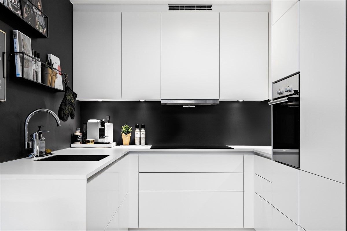Her er det lagt også vekt på detaljer som gir et pent tilpasset preg som blant annet helt slette fronter, downlights under overskap og svært godt med benkeplater som matcher øvrige interiørfarger Galleribilde