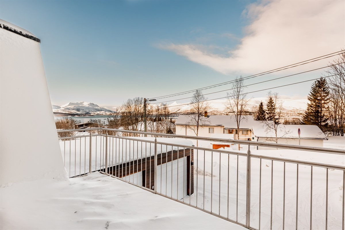 Fra stue er det utgang til vestvendt veranda med gode solforhold