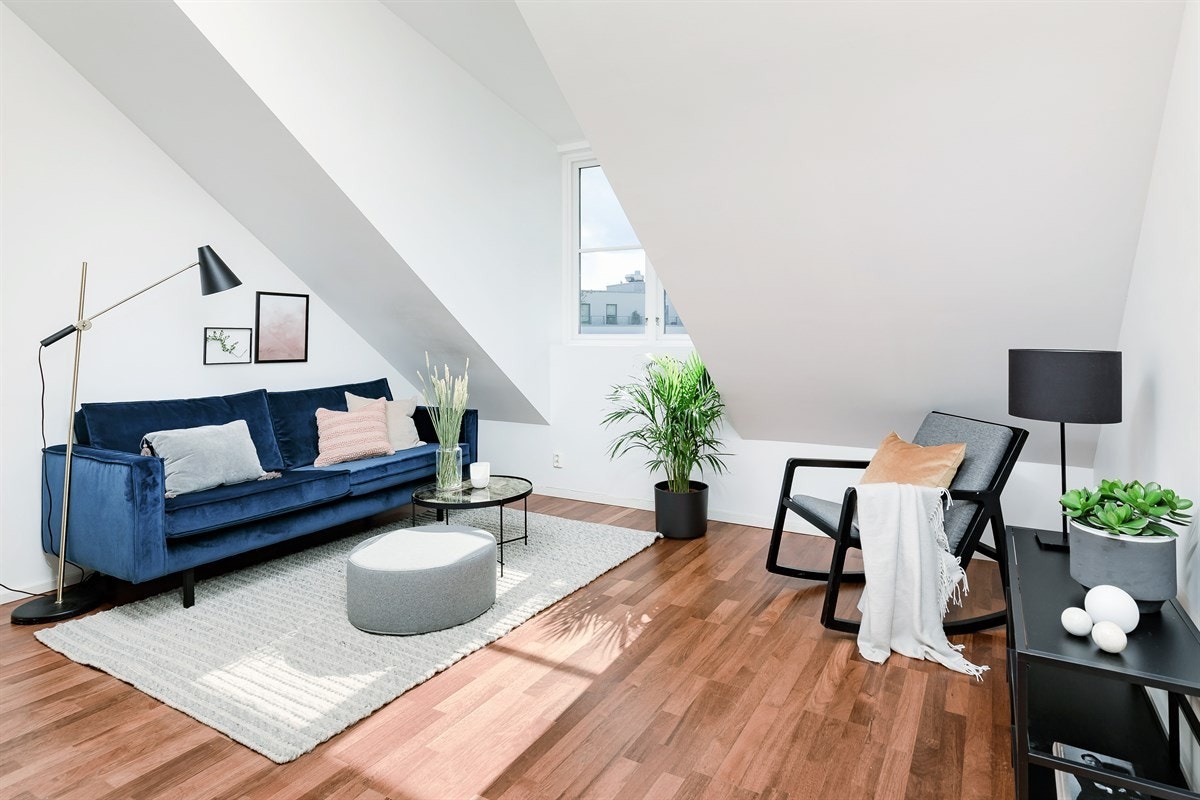 Her får man plass til sofagruppe ved vinduet som skaper god atmosfære Galleribilde