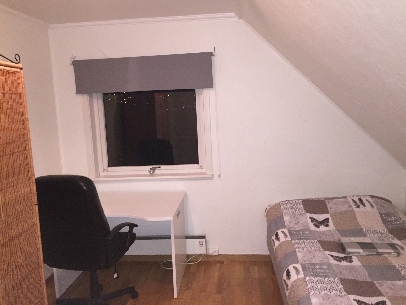 Soverom med seng, garderobeskap, bord og stol Galleribilde