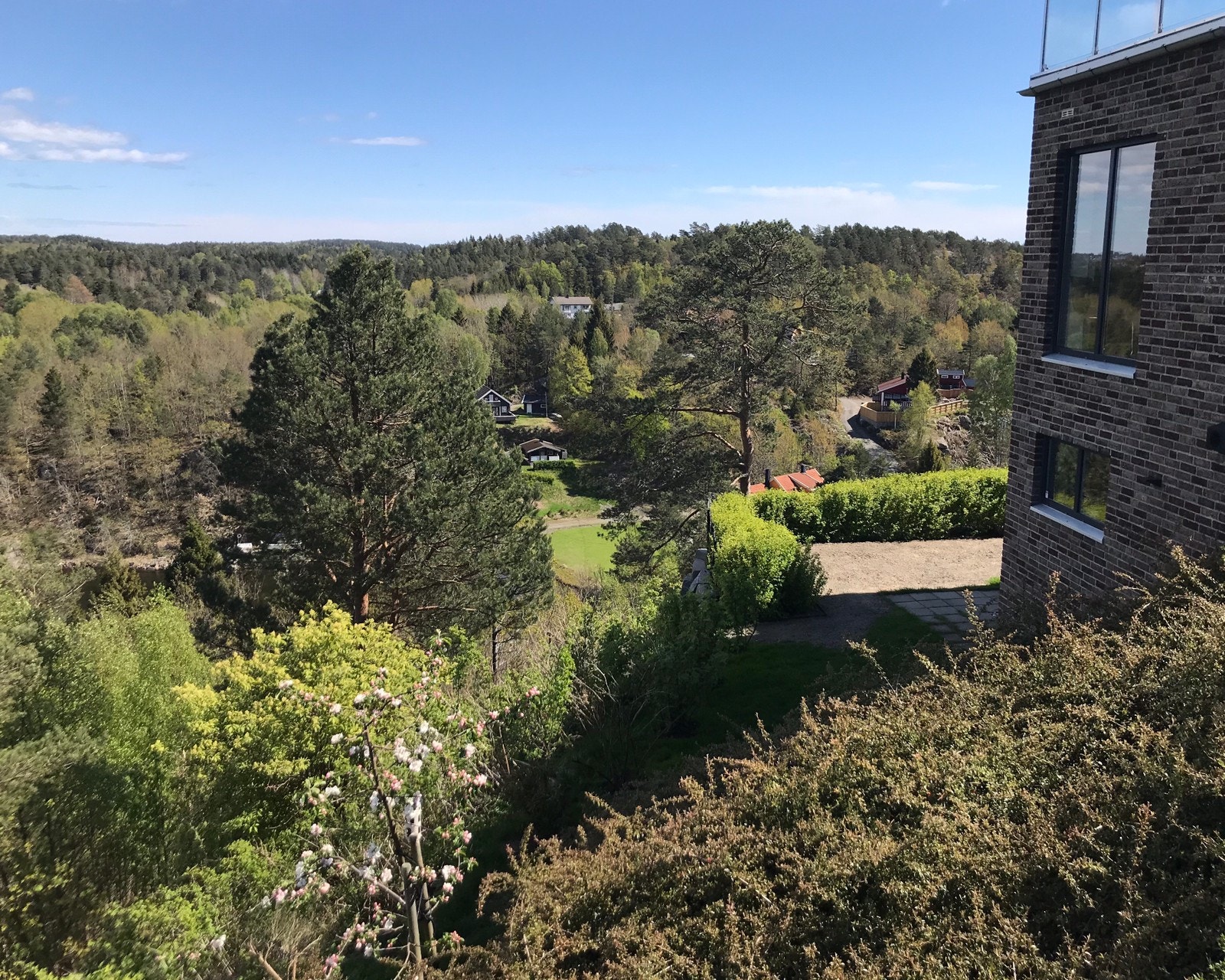 Uteplass med morgensol Galleribilde