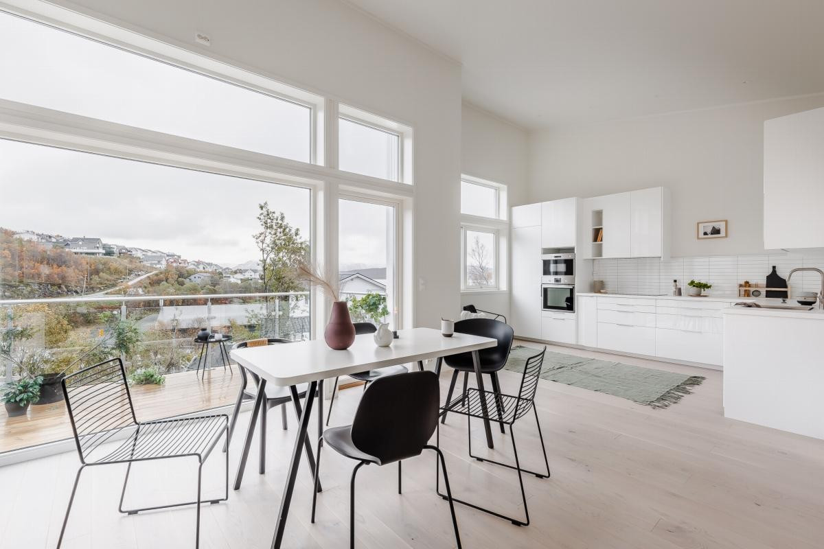 Lys og trivelig stue med store vindusflater og stor takhøyde. Utgang til terrasse som er plasser over carporten.
