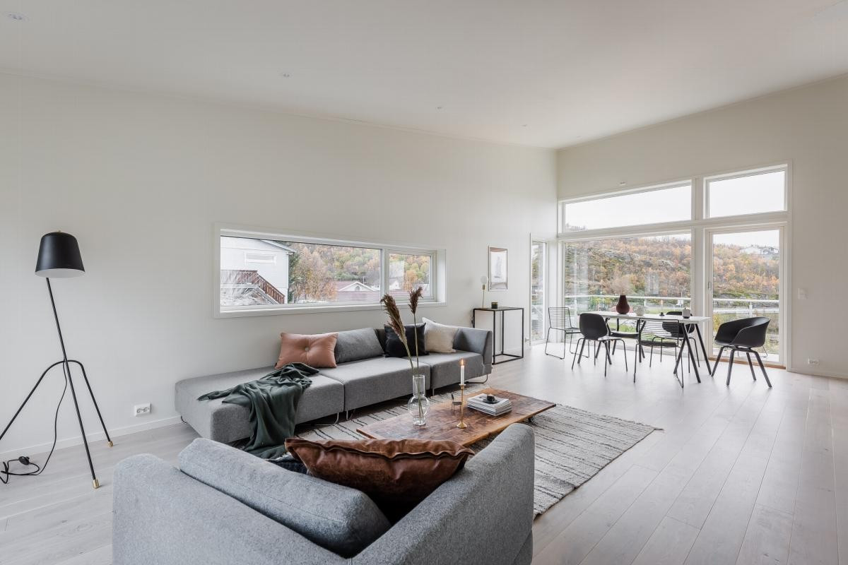 Stor stue med god plass til sofa og spisegruppe