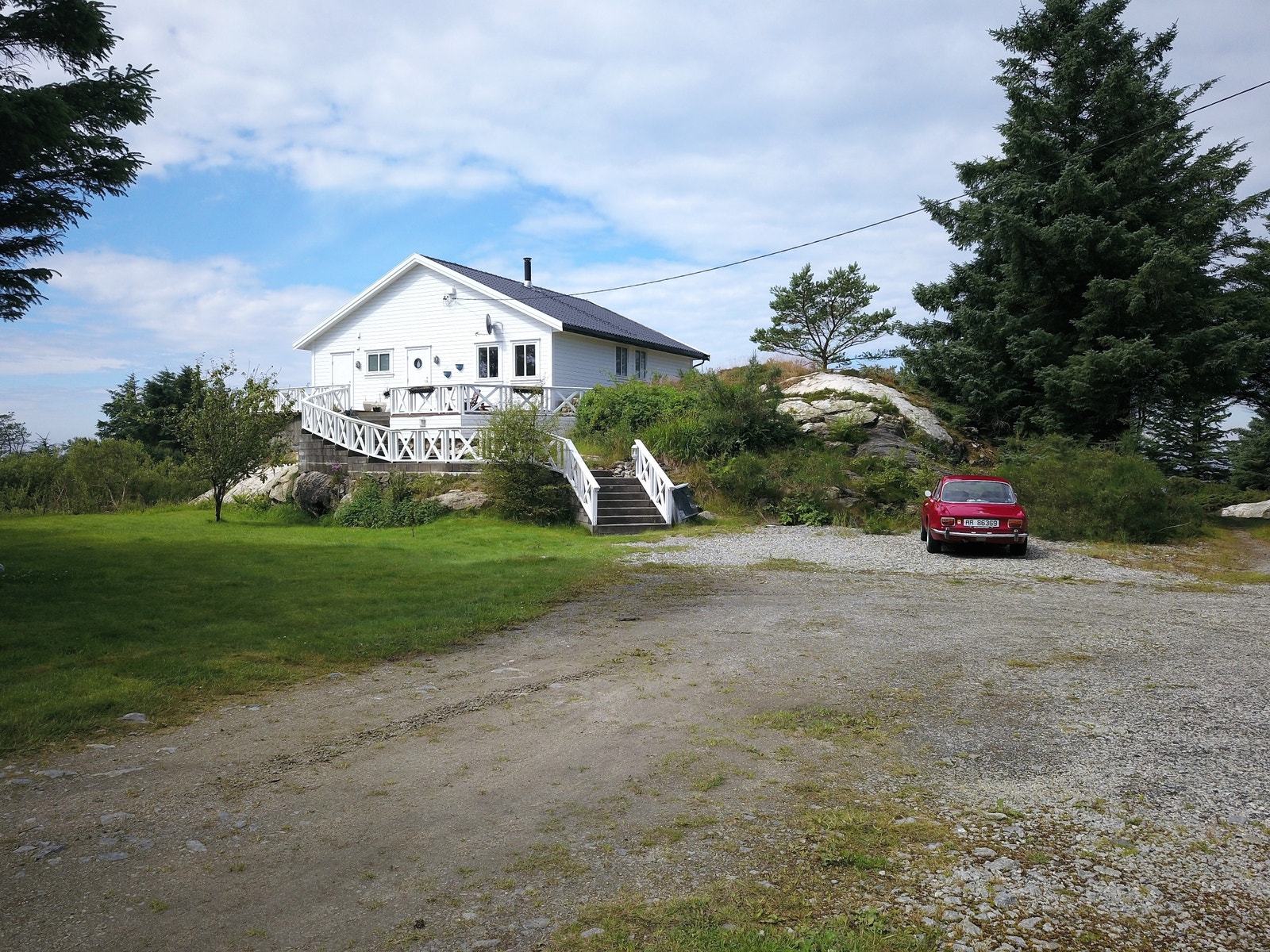 Parking for many cars. Stort gårdsrom og stort parkeringsområde. Galleribilde