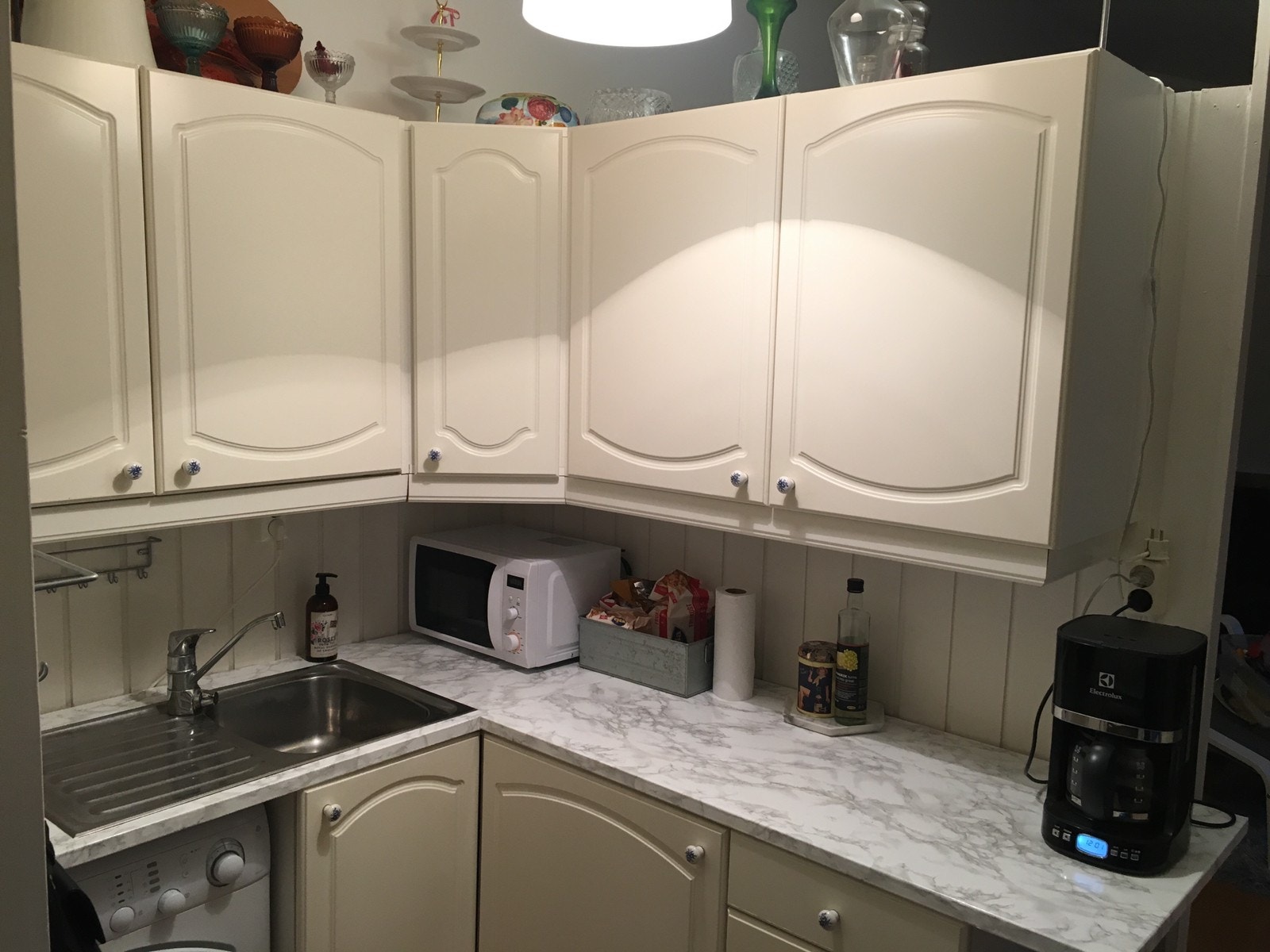 Kjøkken. Har skiftet til nyere skapdører Galleribilde