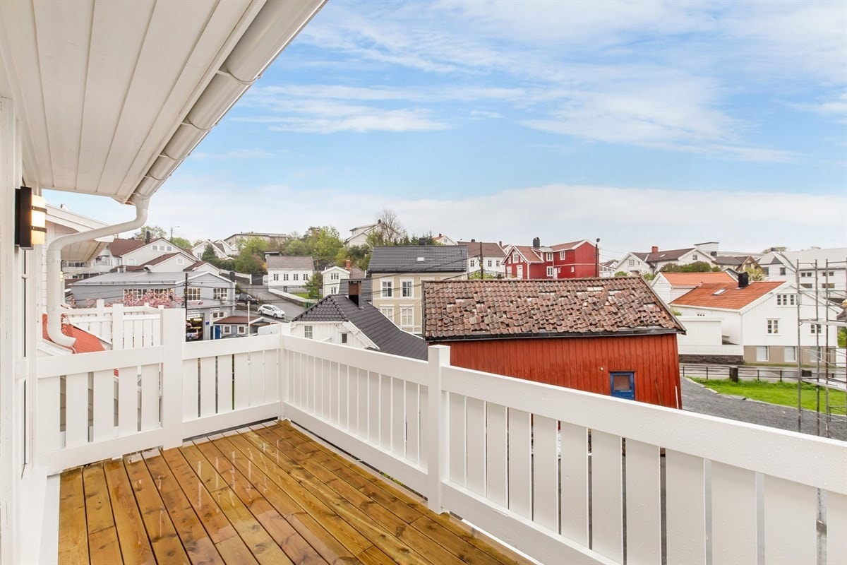 Solrik terrasse med flott utsyn over Grimstad. Galleribilde
