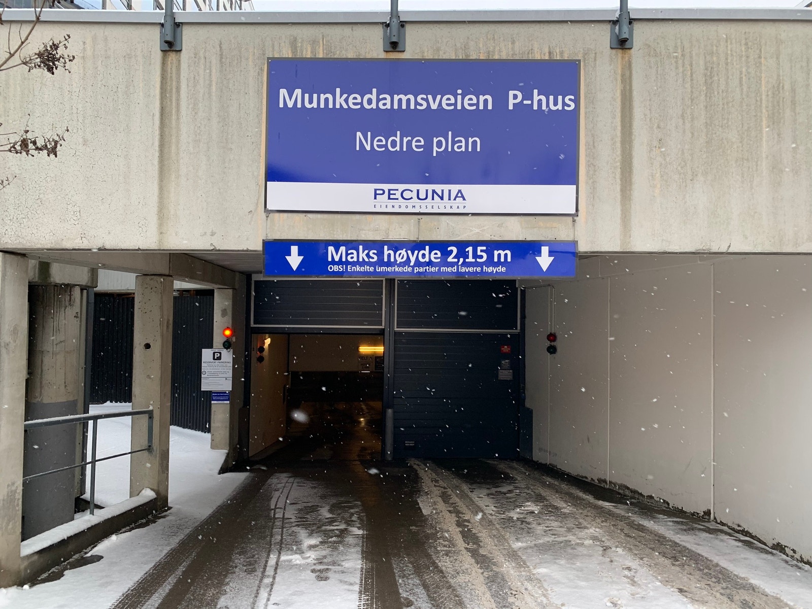 Innkjøring nedre plan. Portåpner med skiltgjenkjenning. Galleribilde
