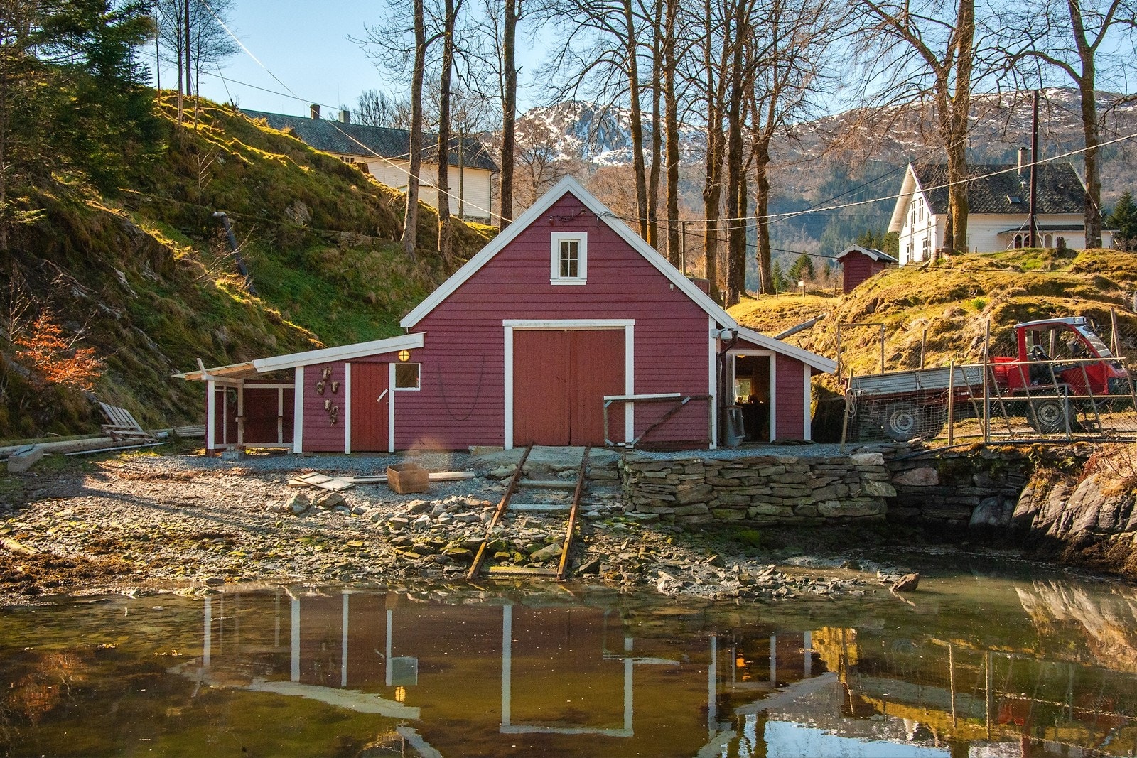 Naust med båtopphal Galleribilde