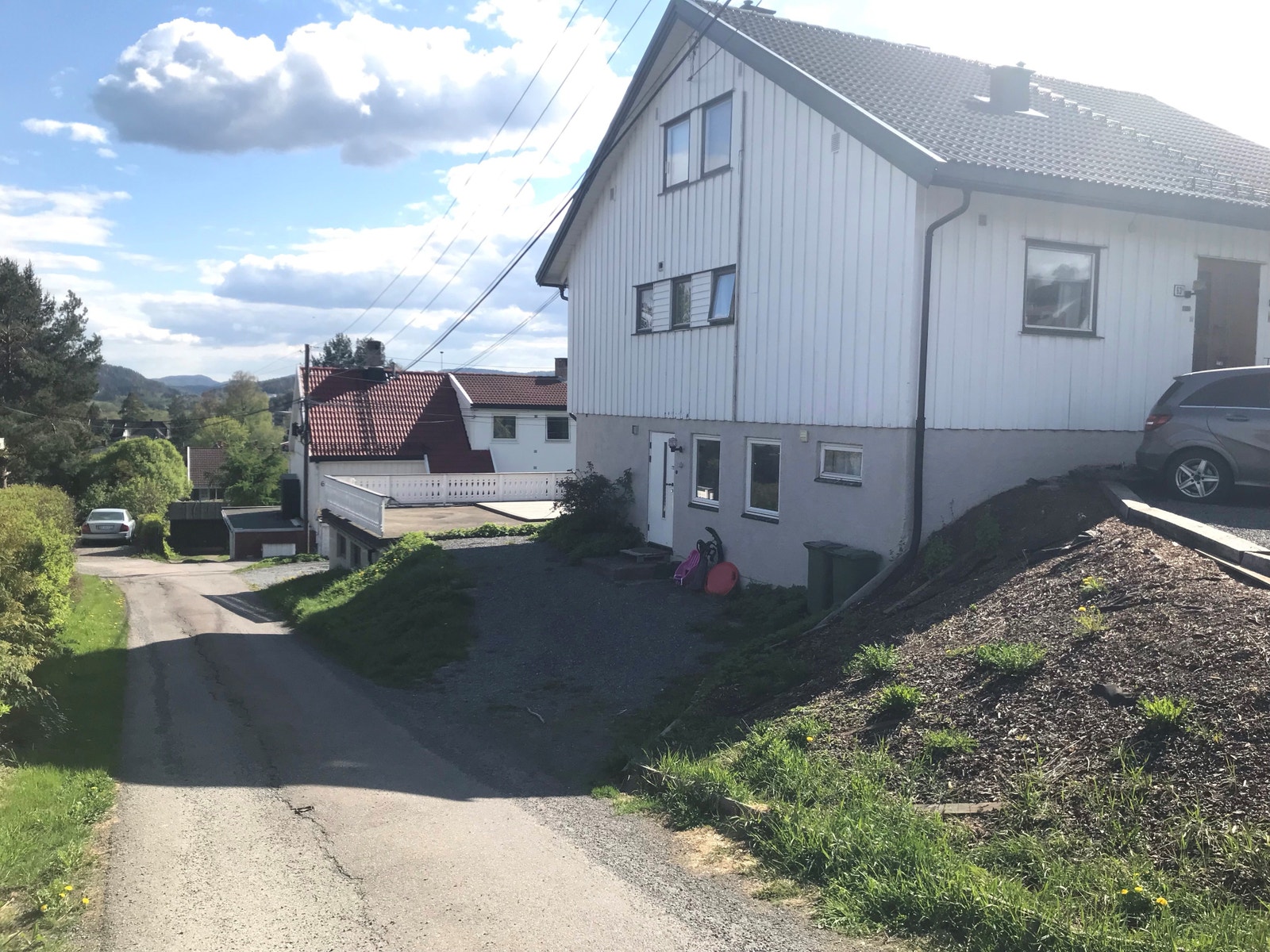 Parkeringsplass forann inngang. Plass til 2 biler. Galleribilde