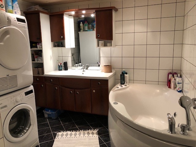 Bad nede med boblebadekar Galleribilde