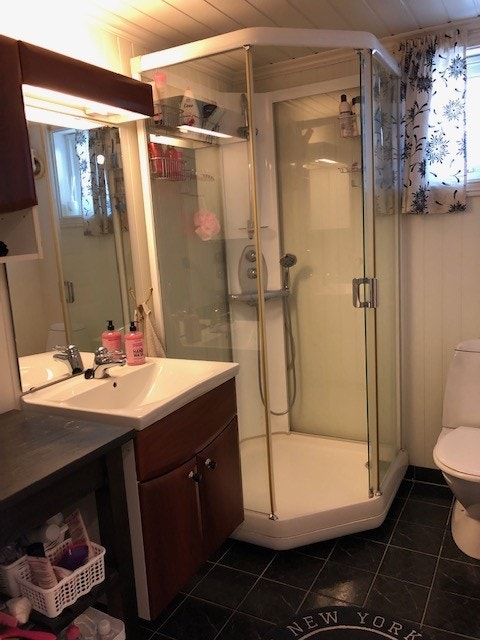 Bad oppe med dusj Galleribilde