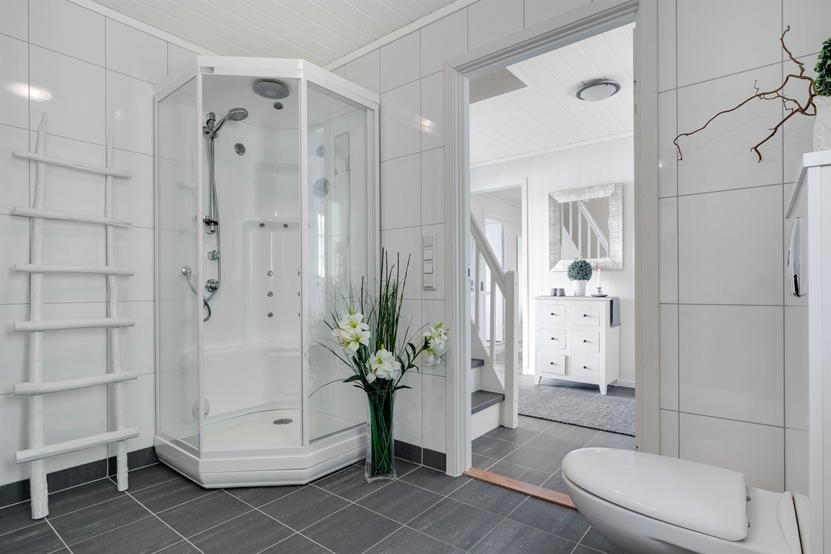 Badet har også steamdusjkabinett og vegghengt wc. Galleribilde